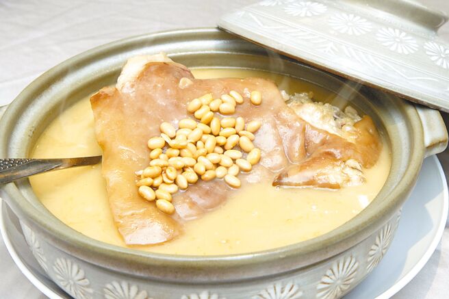 点水楼招牌菜「黄豆猪脚汤」，是道老上海养生补品，适合孝敬长辈。（点水楼提供）