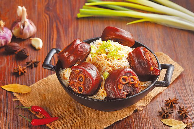 青雅中餐厅的闰月孝亲猪脚麵线供应到4月底，内用外带均可。（台北新板希尔顿酒店提供）