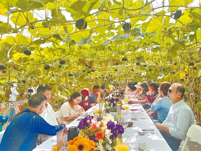 家乐福2018年开始推出产地之旅，邀请VIP顾客到屏东农场，进行产地到餐桌的有感体验。（吴奕萱摄）