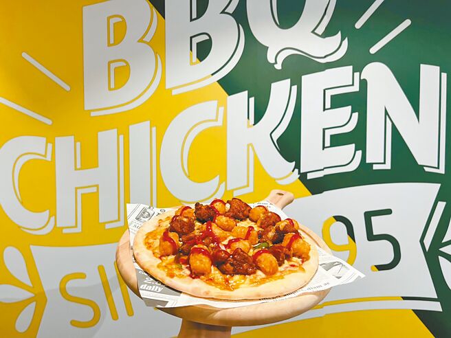 不只賣炸雞，連鎖韓式炸雞店bb.q CHICKEN將在3月18日於台中中友百貨內，舉辦一日快閃「韓式炸雞披薩手作體驗」活動，除了可特製專屬披薩（見圖），還能品飲獨家特調飲品。（bb.q CHICKEN提供）