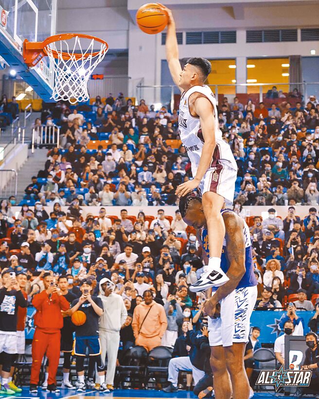 台南台钢猎鹰刘骏霆（上）以「飞越魔兽」的美技，拿下T1首届明星赛灌篮大赛冠军。（T1联盟提供）