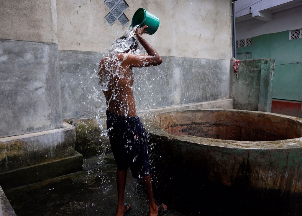 很多人沖澡时并不会留意自来水或生水是否进入鼻腔。（资料照／路透社）(photo:ChinaTimes)