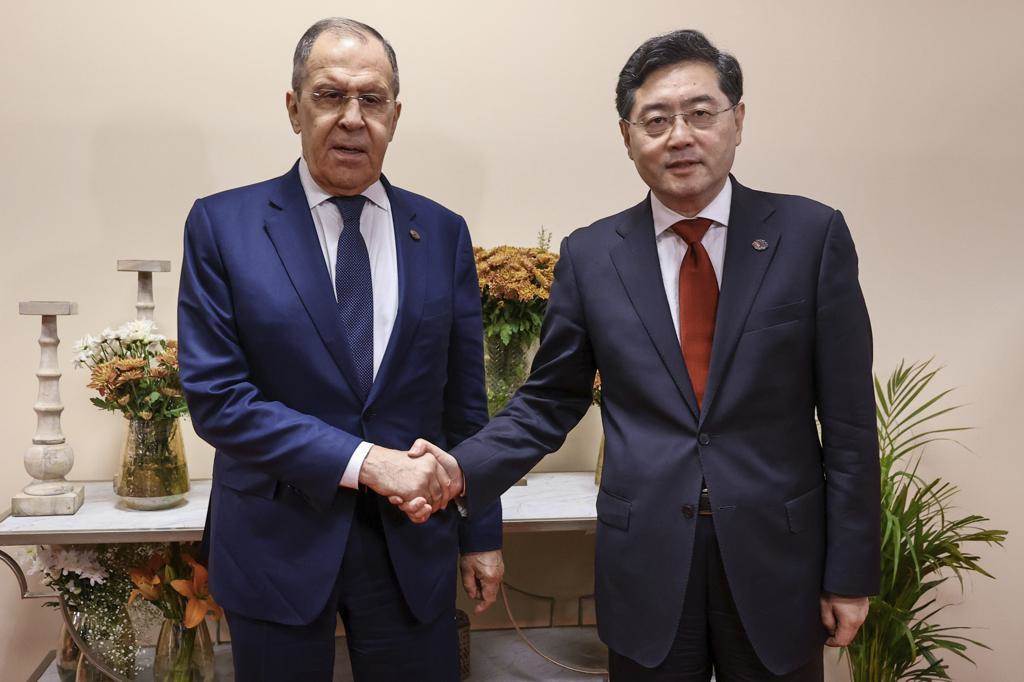 大陆外交部长秦刚2日在印度新德里，会见俄罗斯外长拉夫罗夫。（美联社）(photo:ChinaTimes)
