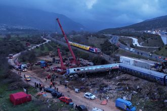 希臘火車對撞至少43死 舉國哀悼將追究起因
