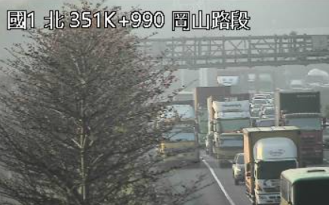上班族注意！国1冈山段「2车追撞」，回堵7公里。(翻摄高速公路1968)