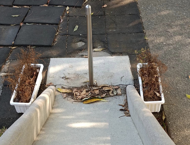 一名网友在南投某处公园发现溜滑梯下方出现一根细长铁棍挡在中间，笑说「一场关于少子化的社会性实验」。（翻摄自脸书「路上观察学院」）