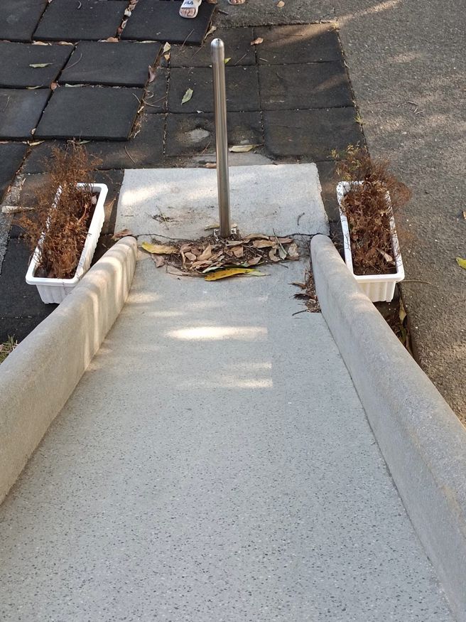 一名网友在南投某处公园发现溜滑梯下方出现一根细长铁棍挡在中间，笑说「一场关于少子化的社会性实验」。（翻摄自脸书「路上观察学院」）