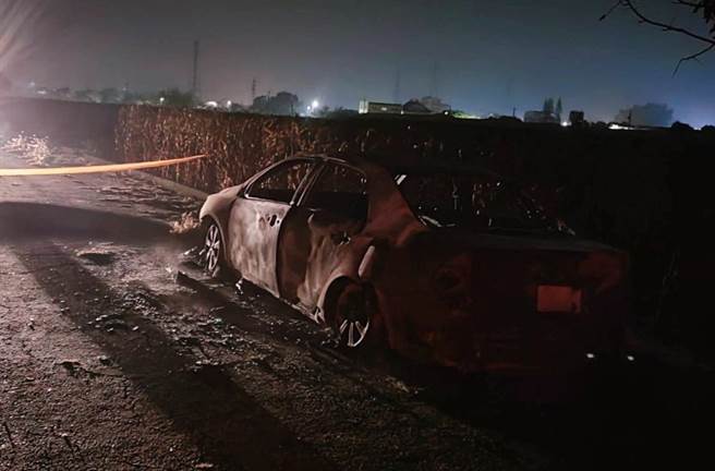台南市新营区太南里一处产业道路2日凌晨发生火烧车，消防人员赶到扑灭火势。（读者提供／张毓翎台南传真）