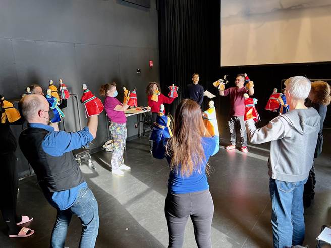 真快乐掌中剧团赴加拿大演出，并举办掌中戏工作坊。（文化部提供）