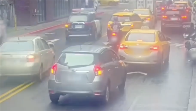 警车鸣笛开道，送中风老妇人就医。（翻摄画面）