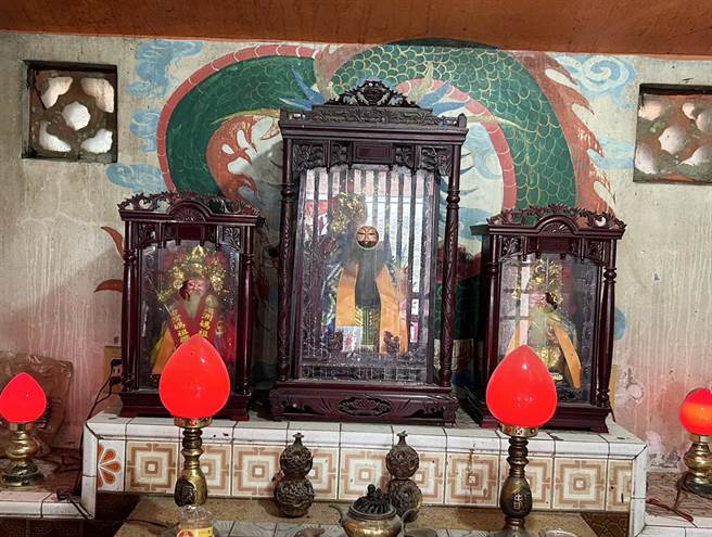 大甲区武曲里有上百歷史的福德祠，数十年前土地公、土地婆遭到宵小窃走，信眾重塑一尊土地公金身，身旁却无土地婆来作伴。（民眾提供）