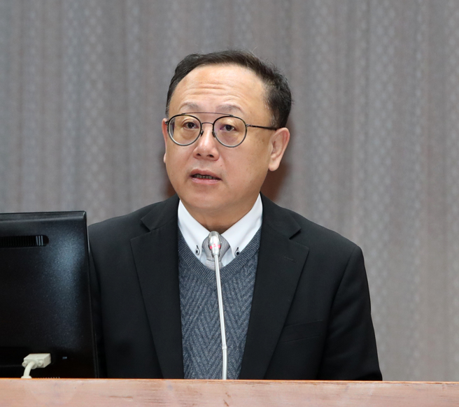 立法院教育及文化委员会2日邀请文化部长史哲列席就「温暖坚韧 振兴振心—文化部振兴计画」五大方案进行专题报告并备质询。（刘宗龙摄）