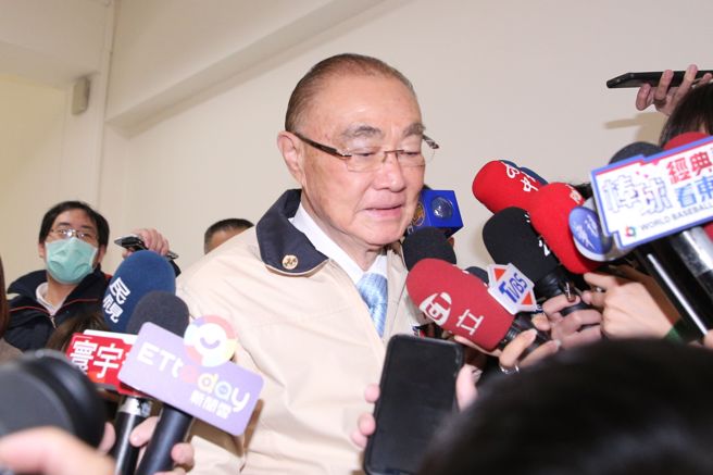 日媒指称，国军里面「外省人」太多，如此体质的军队在发生状况时，根本不可能与中国大陆作战。退辅会主委冯世宽2日在立法院被媒体问到此议题时，再度不改大炮本色，以「放他妈个屁」回应相关议题。（黄世麒摄） 