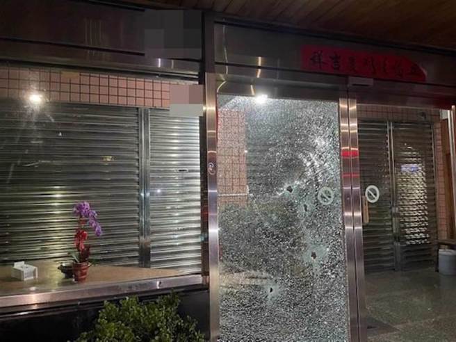 卢照琴开设的公司今天凌晨遭开枪射击，警方搜证调查。（警方提供／廖素慧嘉义传真）