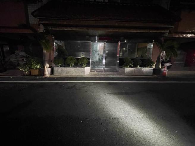 警方今天凌晨到卢照琴开设的公司被开枪射击现场搜证调查。（警方提供／廖素慧嘉义传真）