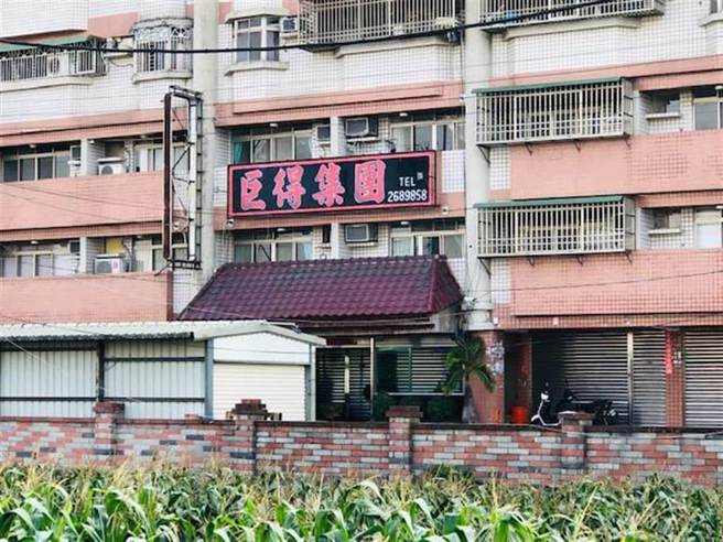 卢照琴开设的这家公司今天凌晨遭开枪射击。（警方提供／廖素慧嘉义传真）