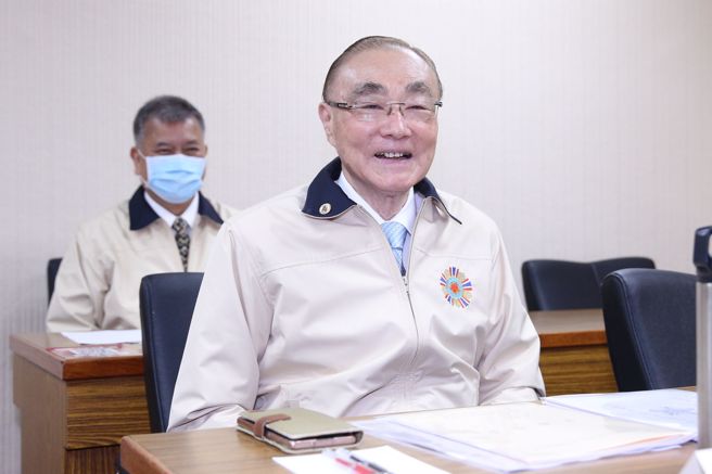 日媒指称，国军里面「外省人」太多，如此体质的军队在发生状况时，根本不可能与中国大陆作战。退辅会主委冯世宽2日在立法院被媒体问到此议题时，再度不改大炮本色，以「放他妈个屁」回应相关议题。（黄世麒摄）