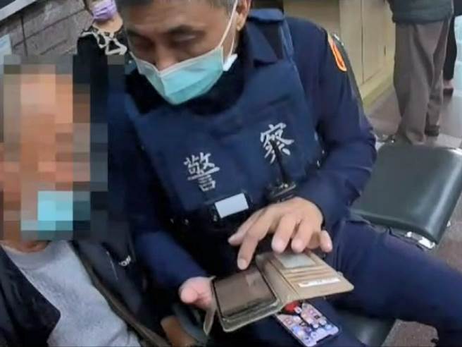 凤山分局文山派出所员警到场关切，发现丁翁根本没有对方的联络电话。（高市凤山分局提供／袁庭尧高雄传真）