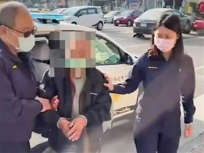 丁翁（中）坦承因缺钱花用，所以将帐户提供他人使用，并负责协助提领现金来赚取费用。（高市凤山分局提供／袁庭尧高雄传真）