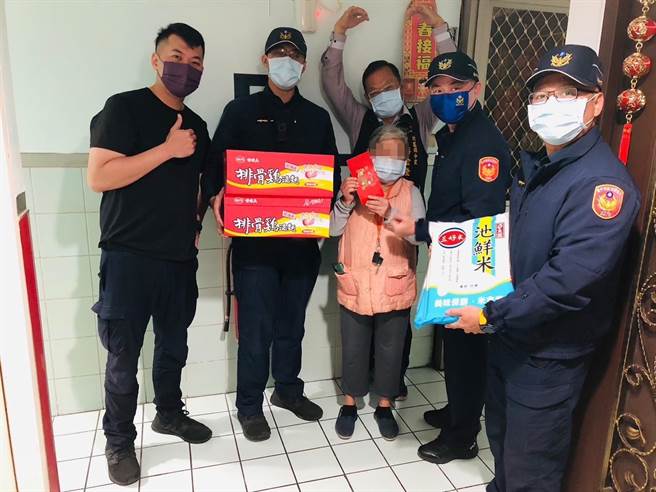 台中市警察局第二分局育才派出所联合辖内里邻长及屋马烧肉、晶美眼镜等友善商家，共同温暖给地方弱势家庭及高龄独居长者。（台中市第二分局提供／冯惠宜台中传真）