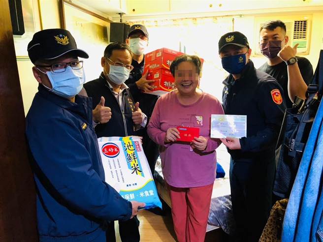 台中市警察局第二分局育才派出所联合辖内里邻长及屋马烧肉、晶美眼镜等友善商家，共同温暖给地方弱势家庭及高龄独居长者。（台中市第二分局提供／冯惠宜台中传真）
