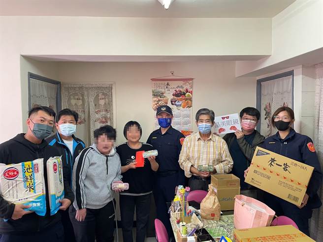 台中市警察局第二分局育才派出所联合辖内里邻长及屋马烧肉、晶美眼镜等友善商家，共同温暖给地方弱势家庭及高龄独居长者。（台中市第二分局提供／冯惠宜台中传真）
