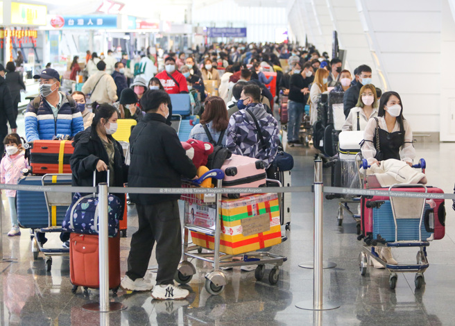 近日不少民眾出国旅游，办护照的人潮也爆增。（本报系资料照）