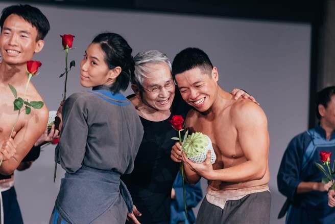 昨（1日）晚在台北国家戏剧院大厅有一场特别的演出，一群从素人舞者呈现他们排练三周的舞作《薪传》〈耕种与丰收〉段落，编舞家林怀民也到现场欣赏，并献上他精心为大家准备的台东释迦。（蔡耀徵摄，国家两厅院提供）