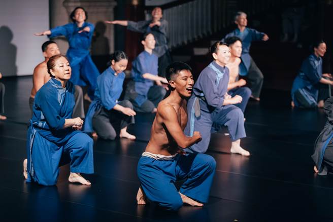 素人舞者跳《薪传》的〈耕种与丰收〉段落，年龄组成从18岁到63岁，以三周完成排练。（蔡耀徵摄，国家两厅院提供）