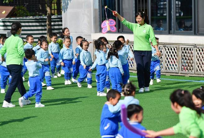 中国教育科学研究院教育理论研究所副所长姜朝晖撰文表示，大陆人口新变化无疑会对教育产生深远影响，呼吁相关部门提前部署、科学应对。（中新社资料照片）