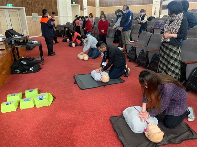 简易CPR口诀是「叫、叫、压、电」，遇到有人失去意识就立刻压胸，图为云林县消防局指导民眾做CPR。（云林县消防局提供）