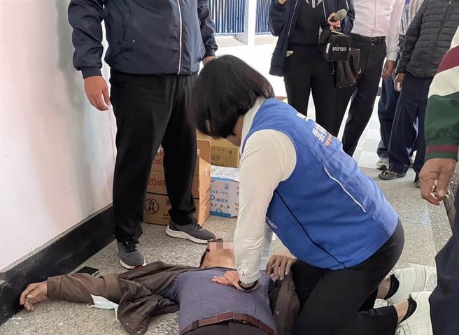 云林县长张丽善昨（1日）出席一场农会会员大会餐叙时，1名老农突然倒地失去呼吸心跳，她立即跪地为他做心肺復甦术（CPR），即时救回一命。（本报资料照片）