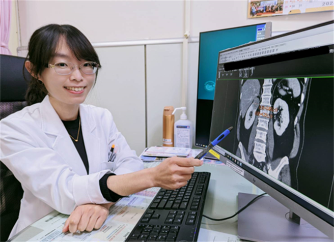 医师郑咏庭呼吁，在肾臟恶性肿瘤中，肾臟细胞癌高达9成，若能早期发现、早期治疗，病人可免于摘除整颗肾臟或面临洗肾的风险。（新竹台大提供／王惠慧新竹传真）