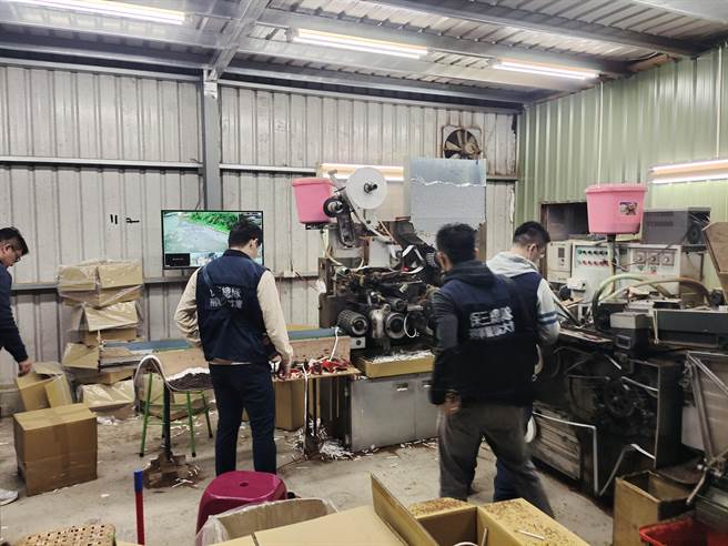 保三总队第一大队今年初，于桃园市平镇区偏僻铁皮工厂，查获机动性大型地下制菸厂。（警方提供）