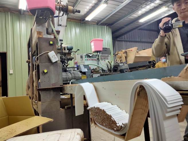 保三总队第一大队今年初，于桃园市平镇区偏僻铁皮工厂，查获机动性大型地下制菸厂。（警方提供）★《中时新闻网》关心您：吸菸有害健康！戒菸专线：0800-636363。