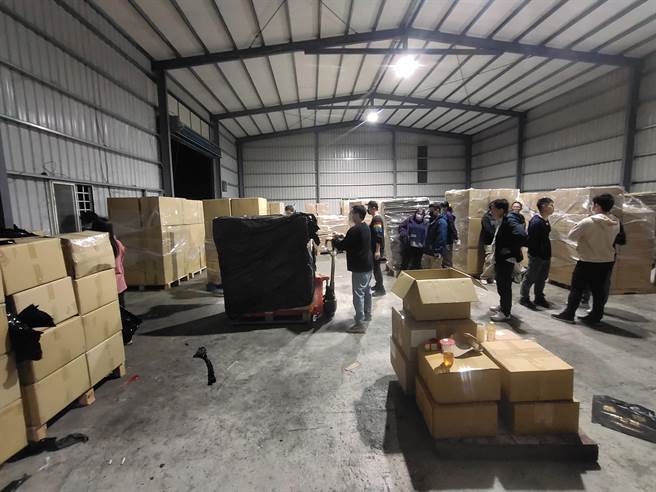 保三总队桃园破获大型地下制菸厂，仓库如从外观和正常货物一样。（警方提供）