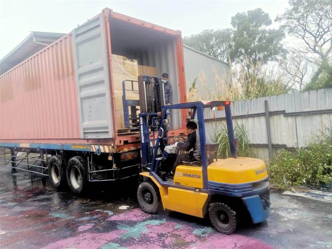 沈某为首的制私劣菸集团，偽装正常货柜载运菸草。（警方提供）