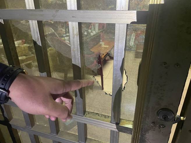 屏东县林边乡上月26日发生一起住宅窃案，但除了纱门被烧破洞外，该住户并没有其他的损失。（警方提供／谢佳潾屏东传真）