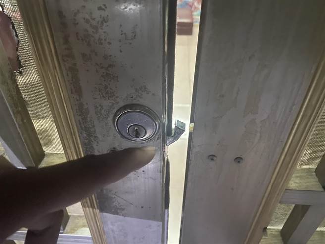 屏东县林边乡上月26日发生一起住宅窃案，但除了纱门被烧破洞外，该住户并没有其他的损失。（警方提供／谢佳潾屏东传真）