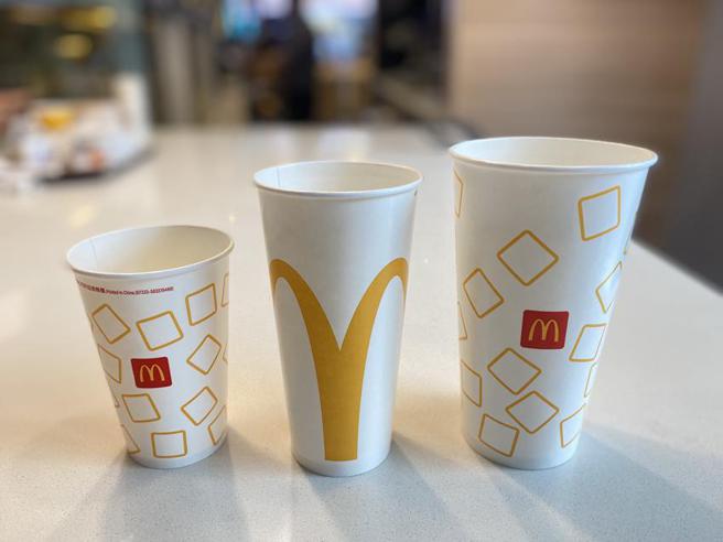 台湾麦当劳自4月1日起不再使用900c.c.大杯子盛装碳酸饮料与冰红茶、冰绿茶。事实上，目前全亚洲仅剩台湾与香港提供这种尺寸的大杯。（图／麦当劳提供）
