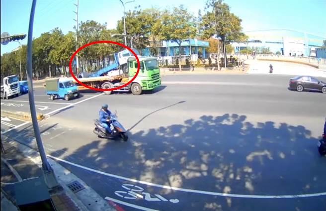 大货车因钢圈掉出车外，货车车头如翘翘板般翘起。（翻摄照片／高雄洪靖宜传真）