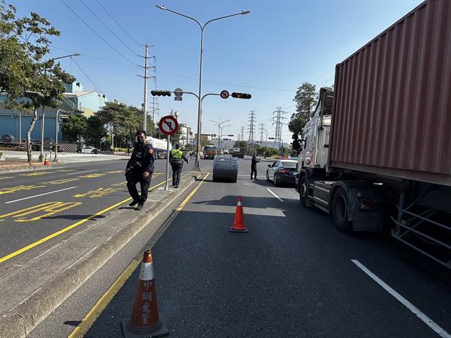 钢圈滚到路面。（翻摄照片／高雄洪靖宜传真）