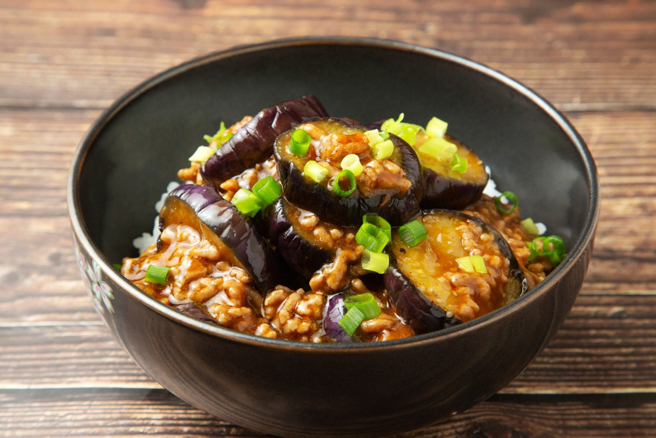 有些人不敢吃茄子，不过医师表示，茄子营养丰富、好处多。（示意图／Shutterstock）