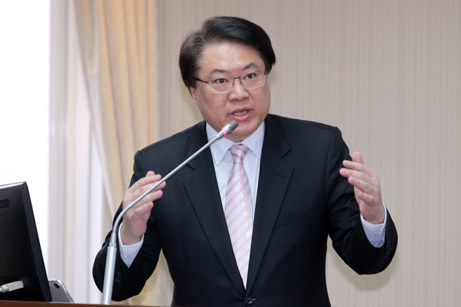 立法院内政委员会2日排审《国定假日法草案》，朝野立委纷纷提案增加国定假日。内政部长林右昌在立法院报告时表示，各委员对纪念日及节日订定见解不同，有的12天、有的24天，尚无共识，仍须广泛听取各界意见，内政部尊重内政委员会的讨论。（资料照／黄世麒摄）