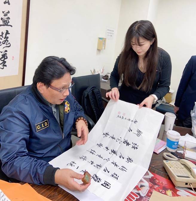 林渊城在退休前夕，许多同仁纷纷请他致赠墨宝留念。（翻摄照片／林郁平台北传真）