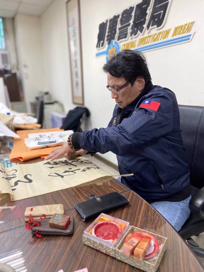 刑事局警政监林渊城喜欢书法，展现刑事悍将温文儒雅的另一面。（翻摄照片／林郁平台北传真）