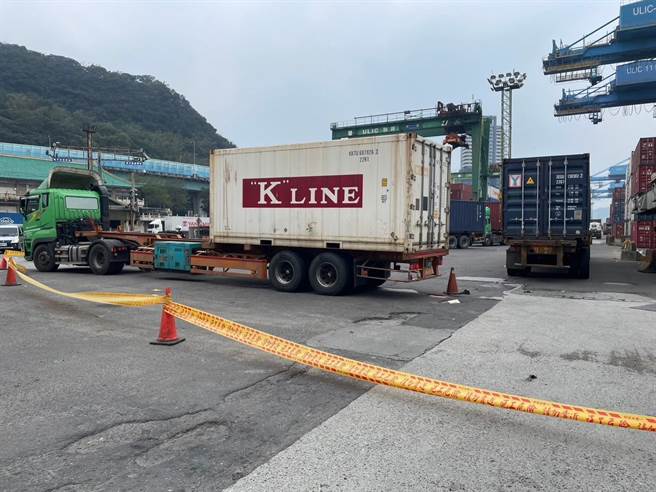 基隆港东10码头2日上午发生货柜车车祸，导致一名男子左腿粉碎性骨折，确切事发原因还有待港警进一步调查厘清。（基隆港警总队提供／张志康基隆传真）