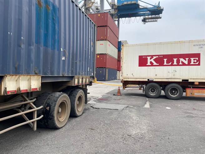 基隆港东10码头2日上午发生货柜车车祸，导致一名男子左腿粉碎性骨折，确切事发原因还有待港警进一步调查厘清。（基隆港警总队提供／张志康基隆传真）