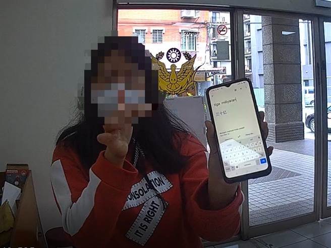 日前芦洲警方接获银行通报，指称有外籍劳工疑似遭人诈骗，立即派遣线上警力庄粮铭、王冠钦到场协助，发现女子被网路认识的大老板迷得团团转，要匯60万元圆贵妇梦。(黄敬文翻摄)