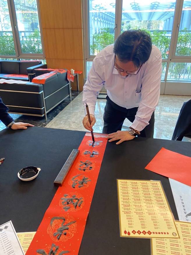 林渊城每年过年前都会在刑事局挥毫，写春联送给同事们。（翻摄照片／林郁平台北传真）